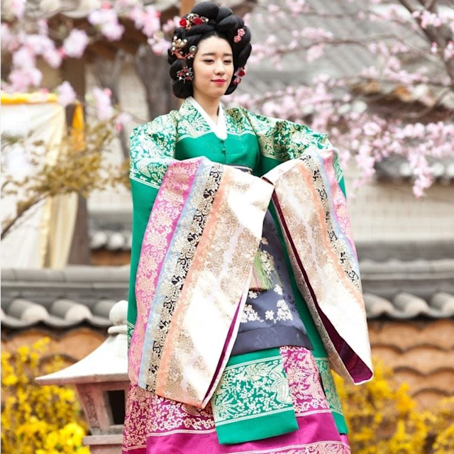 The gorgeous robes and jewelry