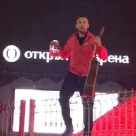 Устроим вечер песен под гитару у гладиатора