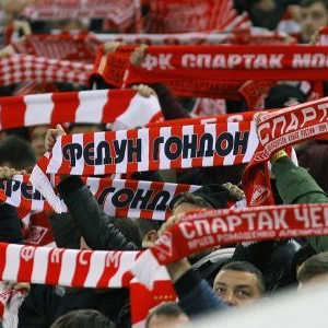 Прийти на стадион в его именном шарфе