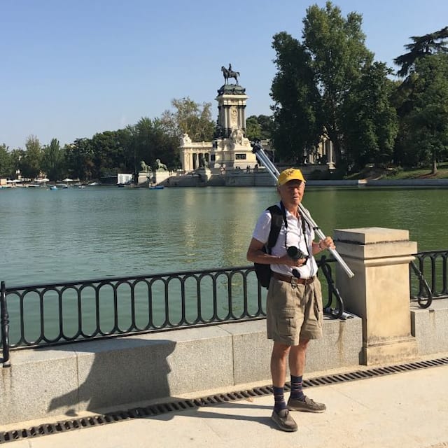 Este es Alfredo Vanegas hoy, recorriendo el parque de El Retiro en Madrid. Foto: cortesÃa