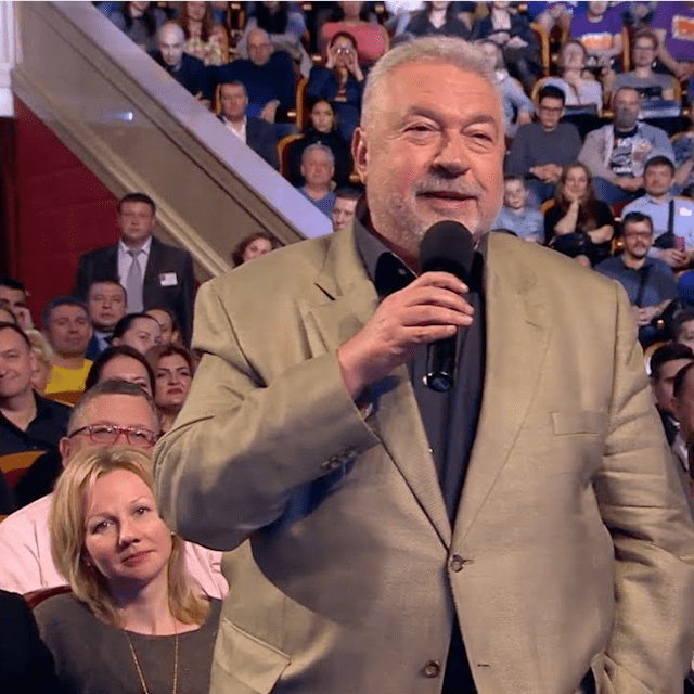 С пути истинного меня сбил КВН. Я стал сценаристом, потом режиссером. Меня увлекло телевидение и радио. «Драмкружок, кружок по фото, а мне еще и петь охота», — как писала Агния Барто.