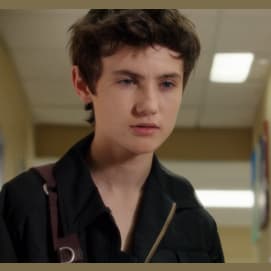 Hunter Hollingsworth. Se você não curtisse um boy ~problema~, não seria você.