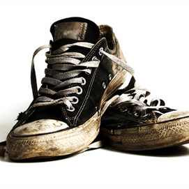 Sneakers with the least number of holes