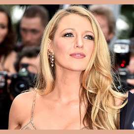 Blake Lively hosszú, szőke tincseit