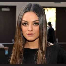 Mila Kunis vállig érő, barna haját