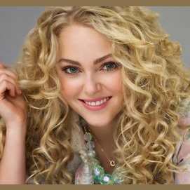 AnnaSophia Robb-féle göndör, szőke fürtöket
