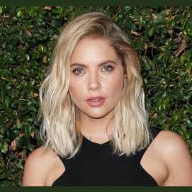 Ashley Benson rövidebb, szőke tincseit