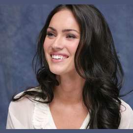 Megan Fox hosszú, fekete haját