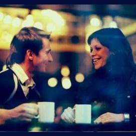 Conversar bebiendo café