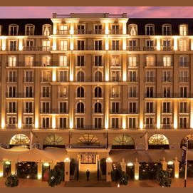 A todo lujo: hotel cinco estrellas y excursiones privadas.