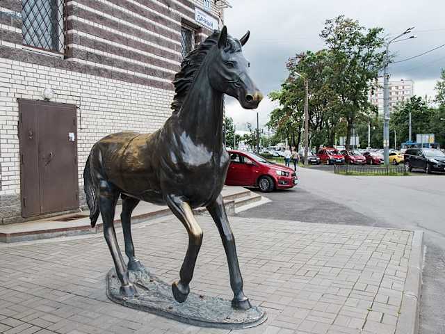 Памятник коню в москве