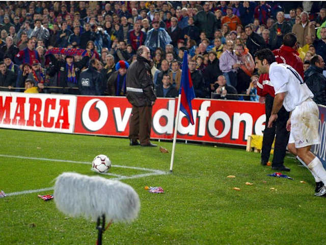 Le 21 octobre 2000, Luis Figo fait son retour au Camp Nou en tant que joueur du Real Madrid, après cinq ans au FC Barcelone. Le Portugais est alors conspué en terre catalane et subit un véritable lynchage de la part des supporters des Blaugrana. L’un d’eux n’hésite pas, lors d’un corner à la 26ème minute, à jeter une tête de porc grillée sur son ancien joueur. Aujourd’hui, cette tête repose dans un musée du FC Barcelone.