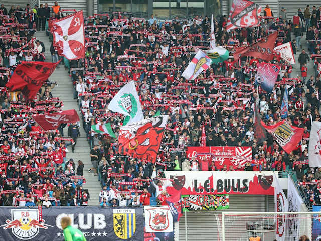 Le RB Leipzig est détesté dans toute l’Allemagne. Lors d’un match de Coupe d’Allemagne, les supporters du Dynamo Dresde n’ont pas caché leur haine et ont jeté une tête de taureau tranché au pied de leur tribune, un lien avec la marque Red Bull, propriétaire de Leipzig.