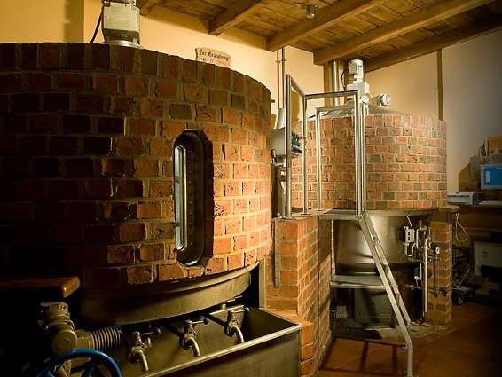 In der Brauerei Borchert wird noch handwerklich gebraut – mit Wasser, Hopfen und Malz. Dabei bezieht sie unsere hochwertigen Rohstoffe von anderen kleinen Familienunternehmen aus dem Frankenland und vom Bodensee. Nach Hinzugabe der Hefe gären und lagern die Biere etwas sechs Wochen, bis sie abgefüllt werden. Die Biere der Brauerei Borchert sind weder filtriert noch pasteurisiert und damit absolute Frischbiere. Dadurch behält das Bier seinen urtümlichen Geschmack – etwas, das die Industriebrauereien gar nicht leisten könnten. So bekommt der Gast ein ganz besonderes Bier zu schmecken, eins mit Charakter und verwechselbarem Geschmack.In diesem Jahr feiert die Brauerei ihr 20-jähriges Bestehen. Zu diesem Anlass gibt es ein spezielles Jubiläumsbier.Emsländer Landhaus Brauerei, Heinrich-Schulte-Straße 2, 48480 LünneTel.: 05906-933490, www.landhaus-brauerei.de