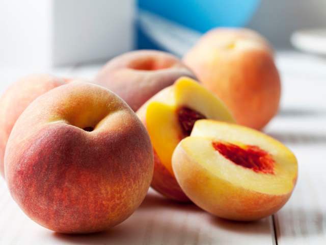 Este fruto es un excelente aportador de vitamina C y más si se consume congelado. Los hombres que tienen suficiente vitamina C tendrán espermas de alta calidad; además, investigadores de la Universidad de Texas descubrieron que los varones que consumieron por lo menos 200 miligramos de vitamina C al día producen mayor cantidad de esperma que aquellos que ingirieron una menor cantidad.Del mismo modo, el esperma se moverá con más agilidad, teniendo mayor oportunidad de llegar al huevo, asegura el doctor Marc Goldstein, director del Centro Cornell para Medicina Reproductiva Masculina.