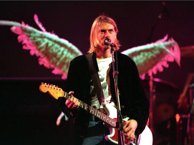 Kurt Cobain, conocido por ser el cantante, guitarrista y principal compositor de la banda Nirvana. Durante los últimos años de su vida luchó contra la depresión, la ansiedad y la adicción a las drogas lo que lo llevo al suicidio. Sus restos descansan en el Kurt Cobain Memorial Park de Washington, EEUU.