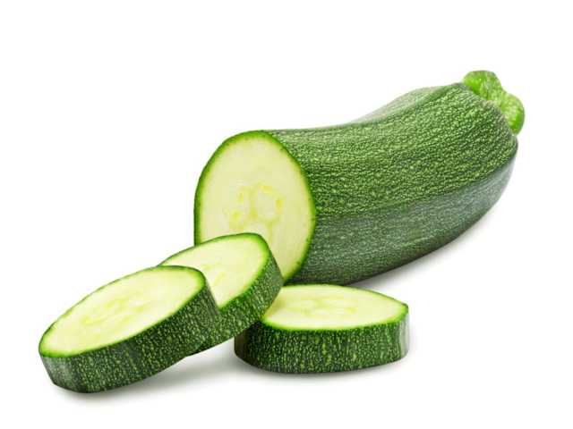 Seguramente has escuchado que la aplicación de pepino crudo en tus ojos ayuda a disminuir las bolsas alrededor de ellos y la hinchazón, lo mismo se puede aplicar con el calabacín, gracias nuevamente a su alto contenido en agua.