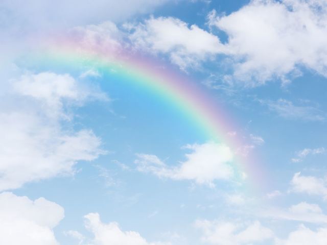 Resulta que, al formarse el arcoiris, la luz que emite es más intensa, por lo que cuando lo observamos, tenemos la sensación de que el cielo está más claro por debajo de él.