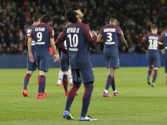 Neymar lança cores quentes das grifes no frio outono de Paris
