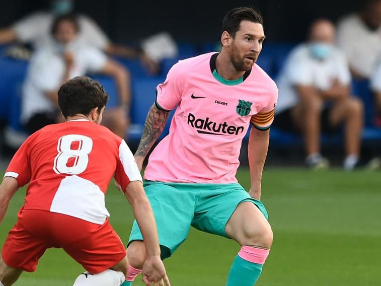FC Barcelona El extrano uniforme del Barca camiseta rosa. y pantalon y medias verdes Marca