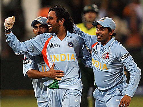In India's corner: Virender Sehwag, Harbhajan Singh, Robin Uthappa.For Pakistan: Yasir Arafat, Umar Gul, Shahid Afridi.A bowl-out to decide two points after a tied game in the group stage of the inaugural T20 World Cup. Dhoni trusted a couple of part-timers who were more effective during practice, and during the bowl-out he kneeled behind the stumps to make it easier for them to focus. 