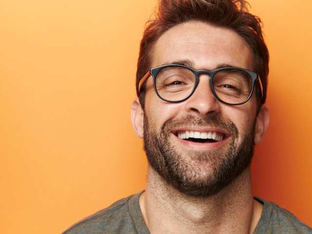 Es posible diferenciar una sonrisa genuina de una falsa porque en la verdadera las mejillas y los extremos de la boca se levantan, se muestran los dientes y se forman arrugas en los lados de los ojos.