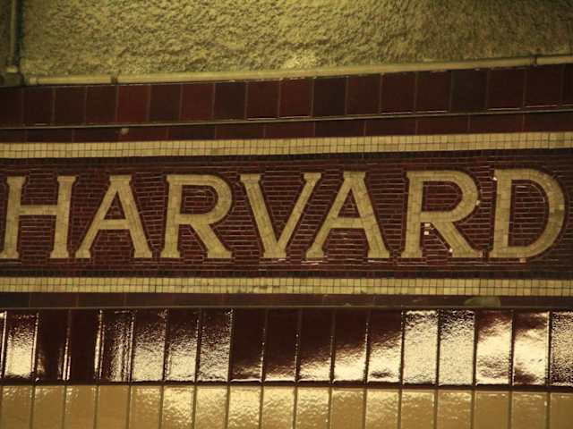 Un estudio de la universidad de Harvard evidenció que cuando alguien está contento, la gente cercana tiene un 25 % más de probabilidades de ponerse contento también.