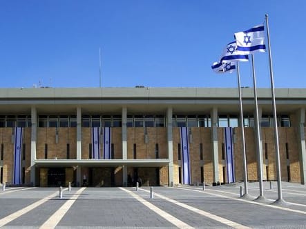 למדתי מדעי המדינה ותקשורת פוליטית. כתבתי את התזה שלי בנושא - "השפעה של מבצעים צבאיים על דפוסי הצבעה בבחירות". הציבור מאד חכם וקולט מהר מאד מה קורה סביבו ופוליטיקאים שמנסים לעבוד עליו ולהתחפש למה שהם לא באמת, לא מצליחים."