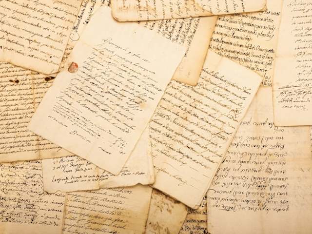 Escribir un diario es una experiencia muy extraña para alguien como yo. No solo porque yo nunca he escrito nada antes, también porque me parece que más adelante ni yo ni nadie estará interesado en las reflexiones de una niña de trece años de edad".