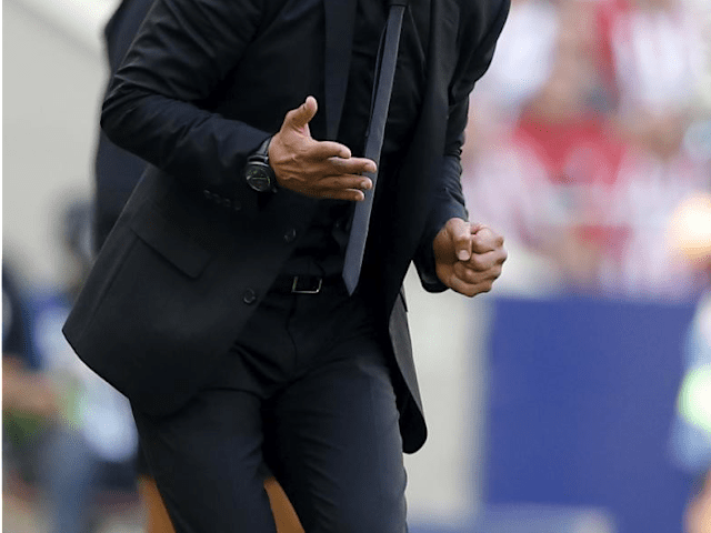 Siempre viste con camisas oscuras (azul, gris o negro). Con esos colores ganó el primer título como entrenador del Atlético: La Europa League en 2012. Declarado anti madridista “la camisa blanca implica una identificación con el Madrid".
