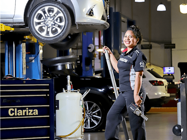 “Todavía hay clientes que llegan y dicen ‘no, yo no quiero que ella trabaje mi auto’, o hay quienes dicen después de que yo trabajé su auto que quieren que lo revise un hombre. Y es feo sentir que ellos creen que porque soy mujer no quedó bien”
