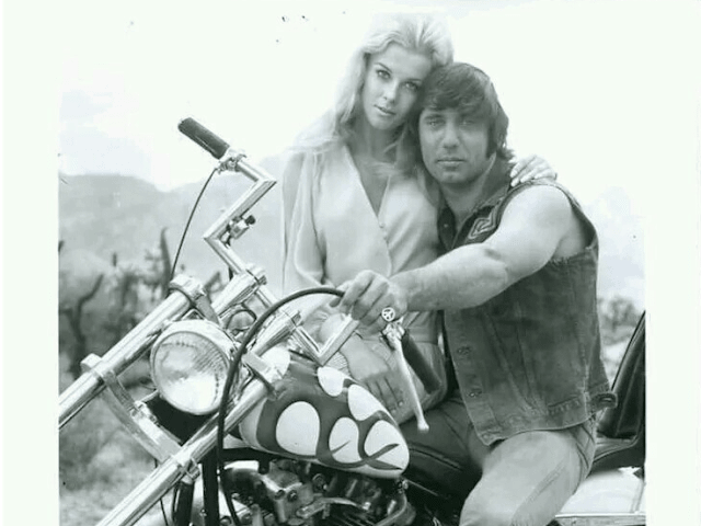 Este drama de motociclistas, de 1970, estelarizado por Joe Namath y Ann-Margret, es promocionado en un adelanto publicitario cuando Tate va al cine para verse actuar.