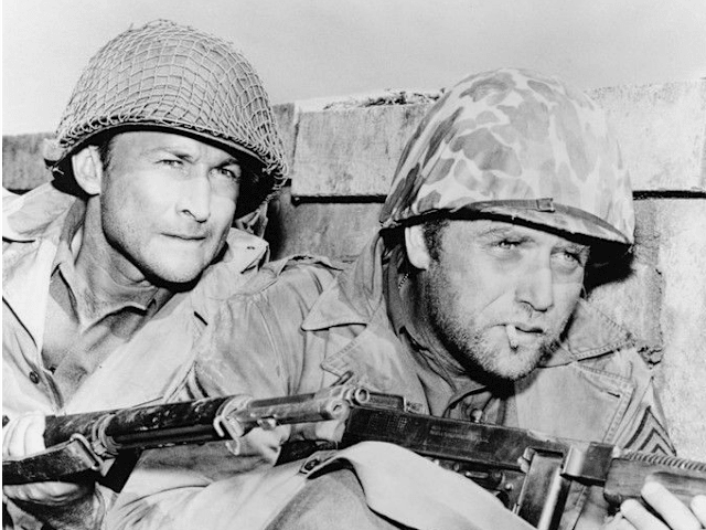 Este drama de guerra estelarizado por Vic Morrow es promocionado en la parte lateral de un autobús.