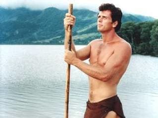 La estrella de la serie de televisión Tarzan , transmitida de 1966 a 1968, es mencionada por Rick (quien recientemente apareció como invitado en el programa sobre la selva) así como por el personaje de Pacino, quien pronuncia mal el apellido de la estrella al decir "ilai" en lugar de "ili".