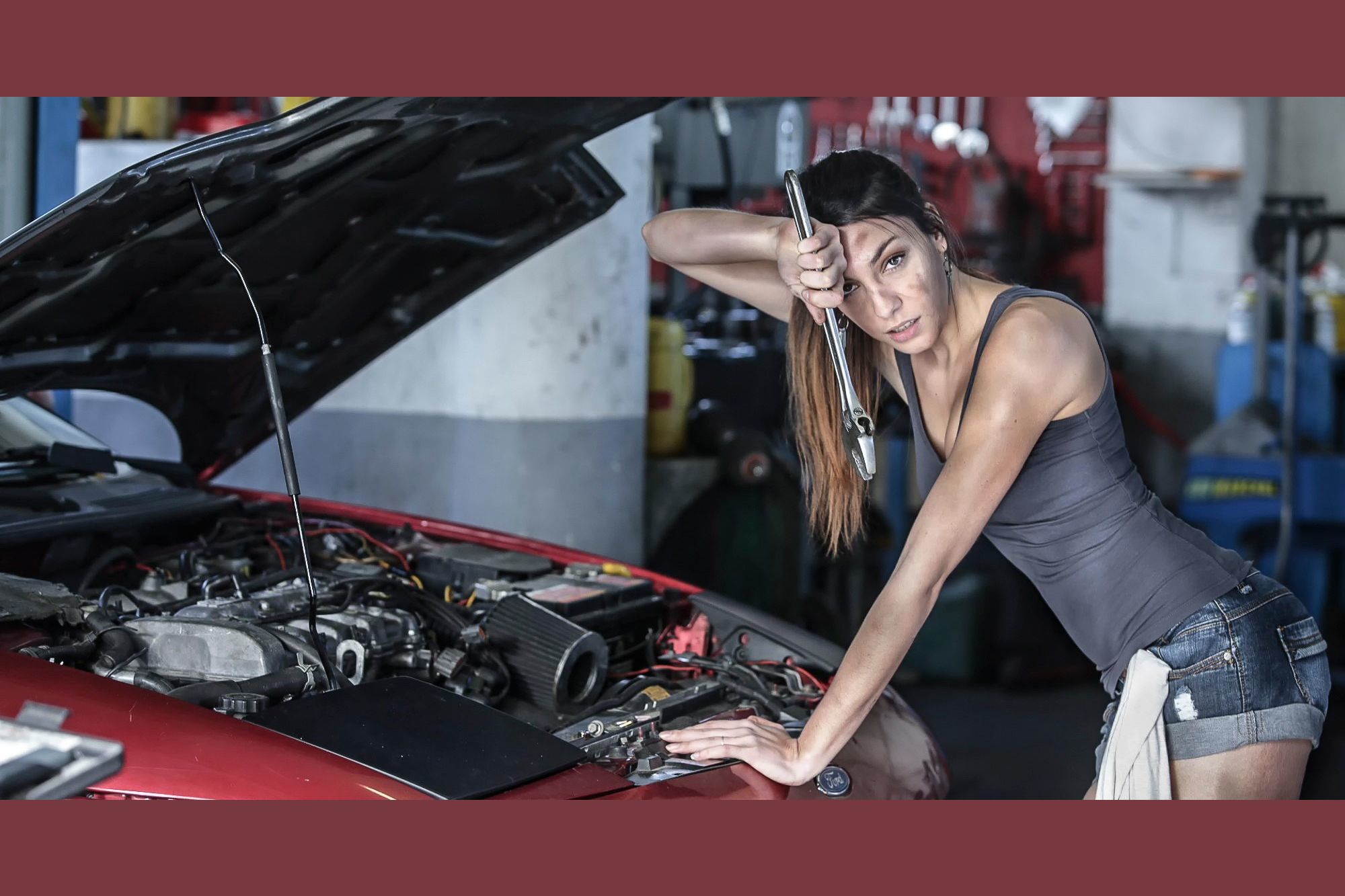 Похожим на женский капот. Меган Фокс автомеханик. Девушка чинит машину. Девушка ремонтирует машину. Девушка в автосервисе.