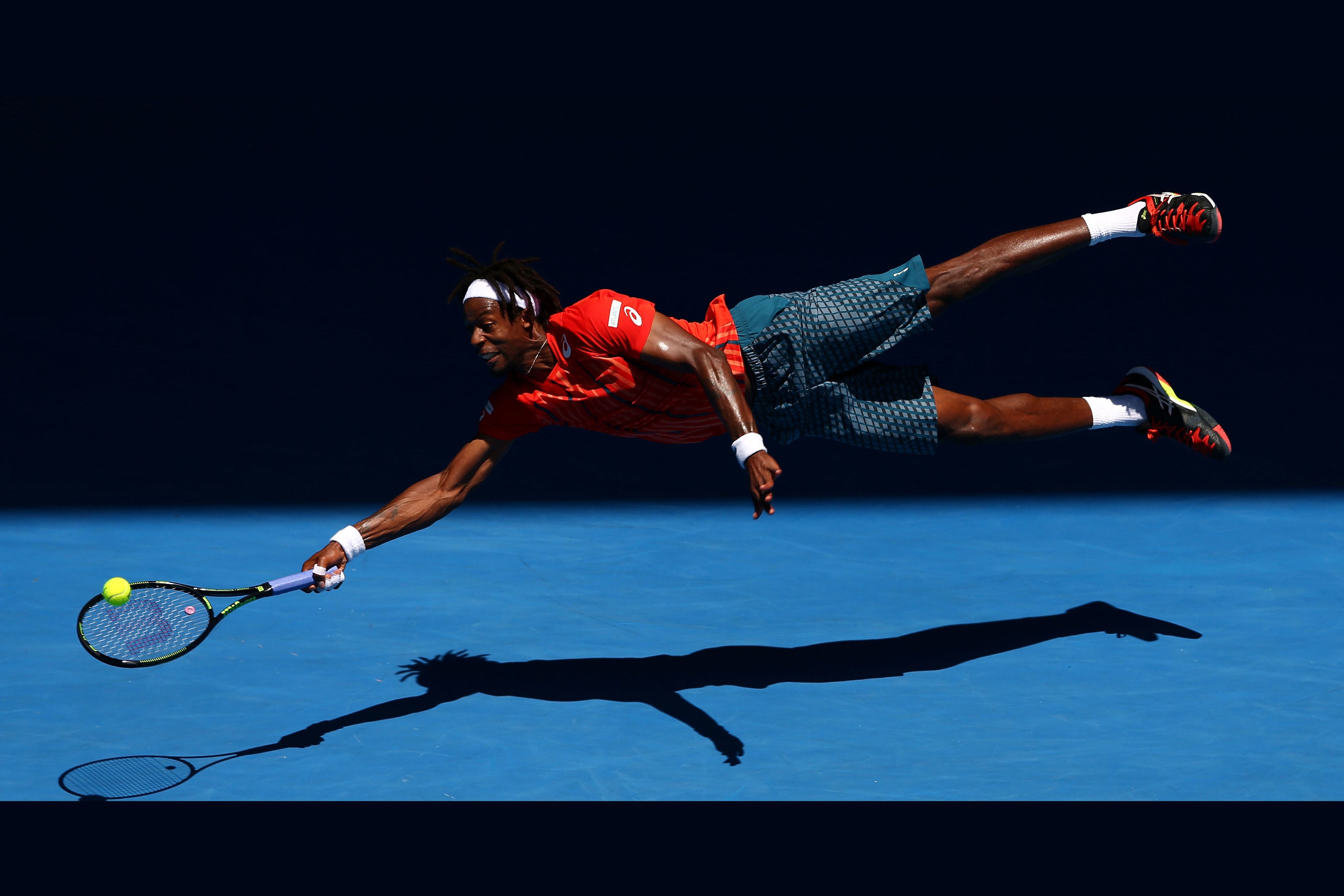 Спортсмены 2016 года. Гаэль Монфис. Гаэль Монфис французский теннисист. Теннисист в прыжке. Спортсмен картинка.