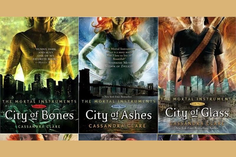 City of ashes. Кассандра Клэр город костей. Cassandra Clare Mortal instruments. The Mortal instruments books. Последние часы Кассандра Клэр.