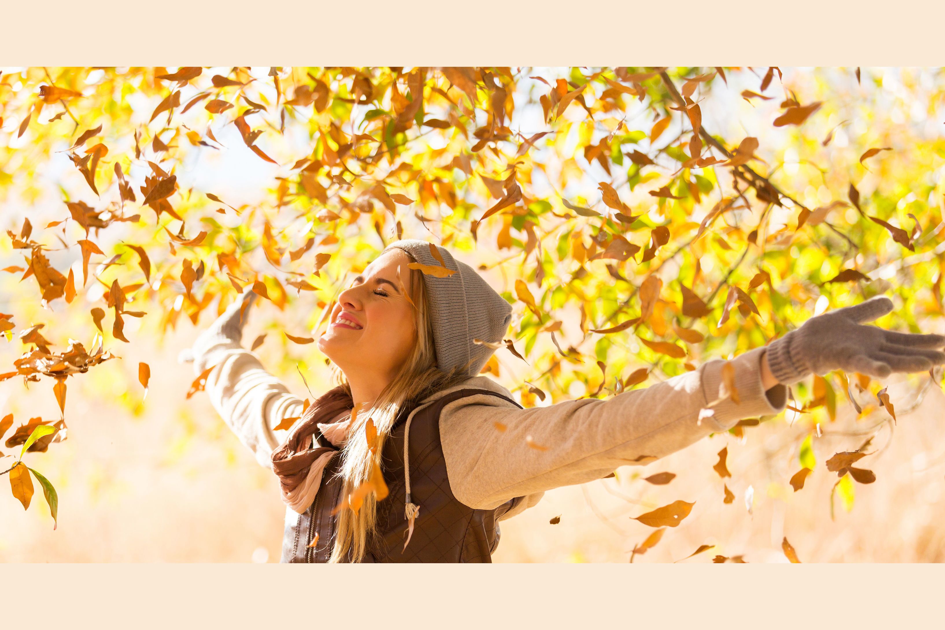 Осенний воздух свеж. Девушка в листве. Осенняя женщина. Люди осенью. Осень и женщина и радость.