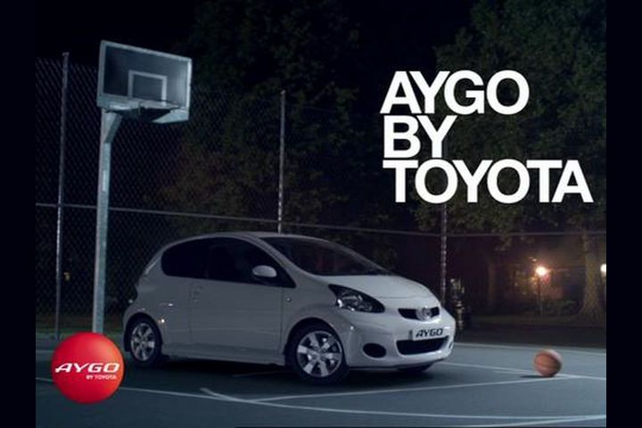 Toyda yalangoch qiz Toyda yalangoch qiz