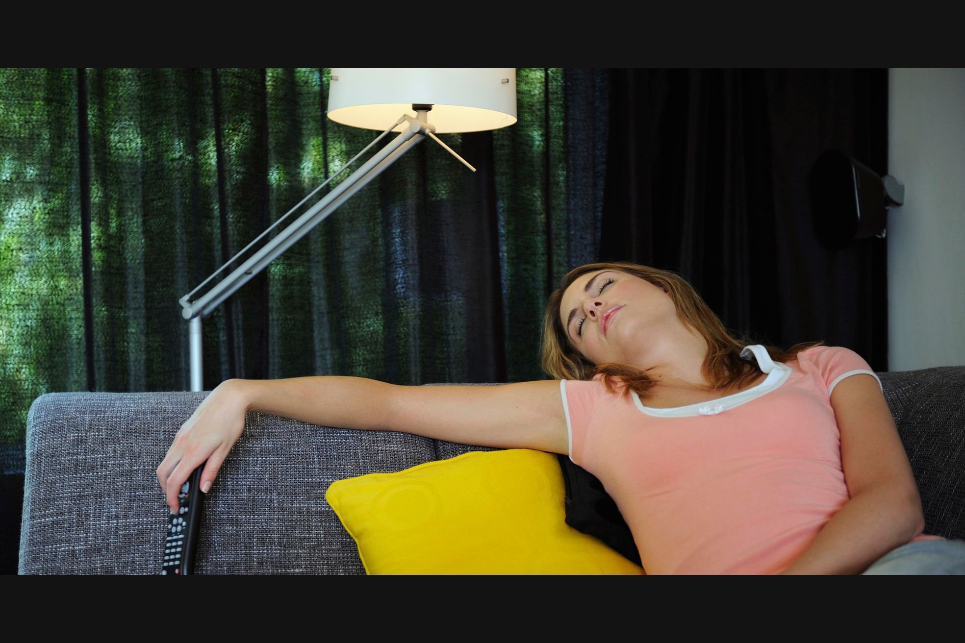 Sleeping watch. Girl Falling asleep. Sleep in Front of the TV. Fell asleep before TV. Woman girl Falling asleep.