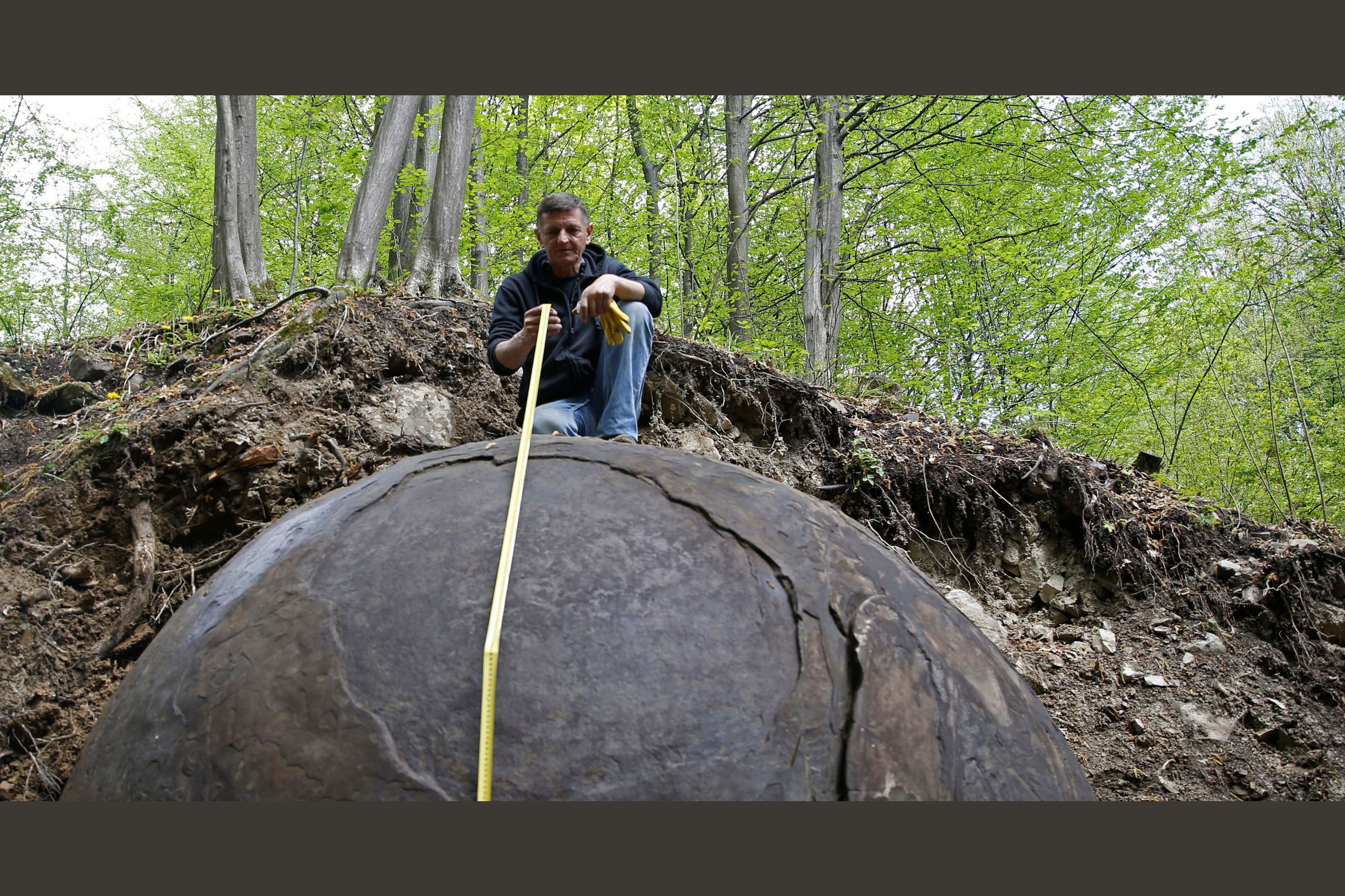 Земли которые не разгаданы. Каменные шары Боснии. Гигантские каменные шары Коста-Рики. В лесу нашли огромный шар. Каменные шары в Сибири.