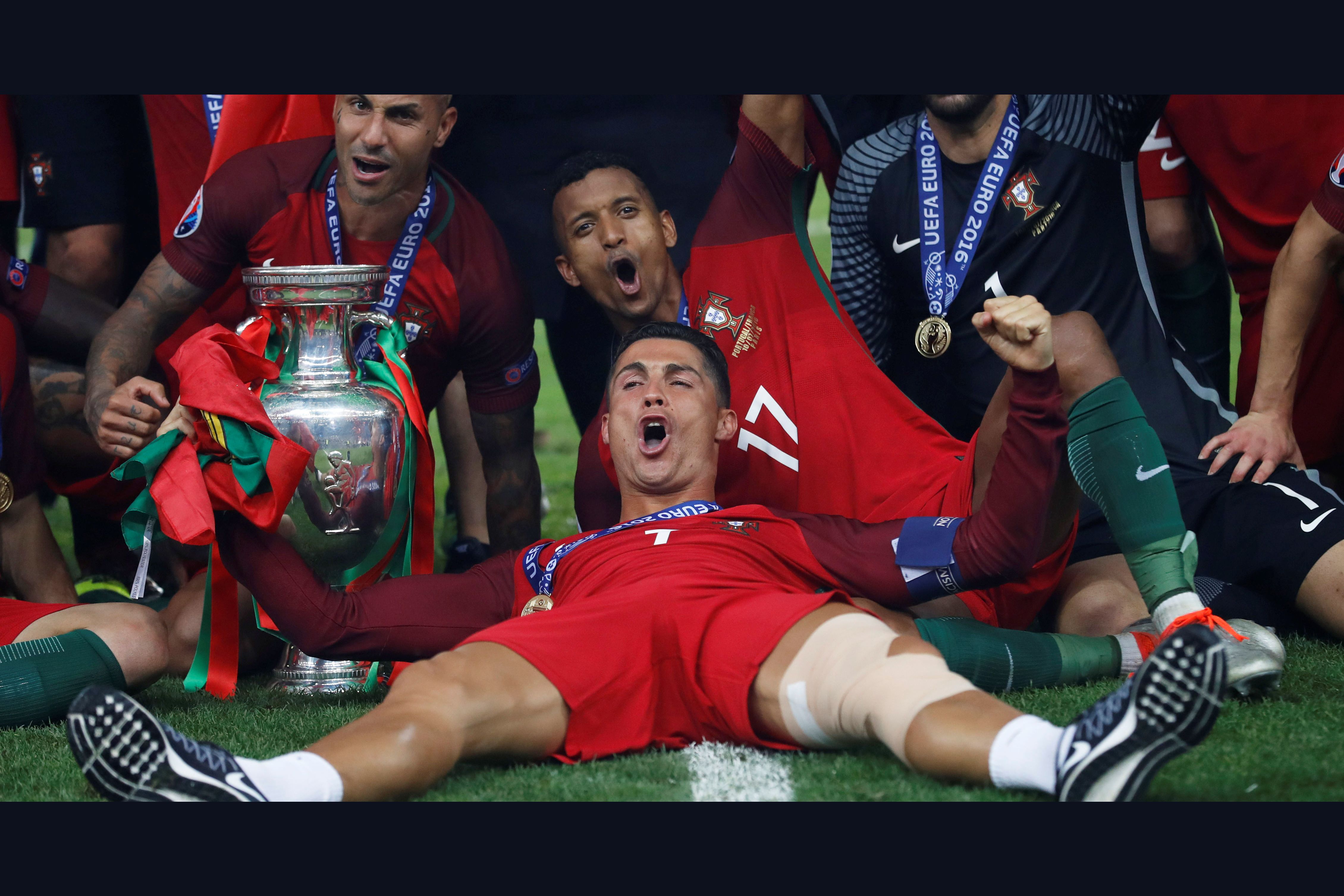 Кубок футбола 2016. Роналду финал евро 2016. Криштиану Роналду финал евро 2016. Ronaldo Euro 2016 Кубок. Португалия 2016 Чемпионат Европы финал.