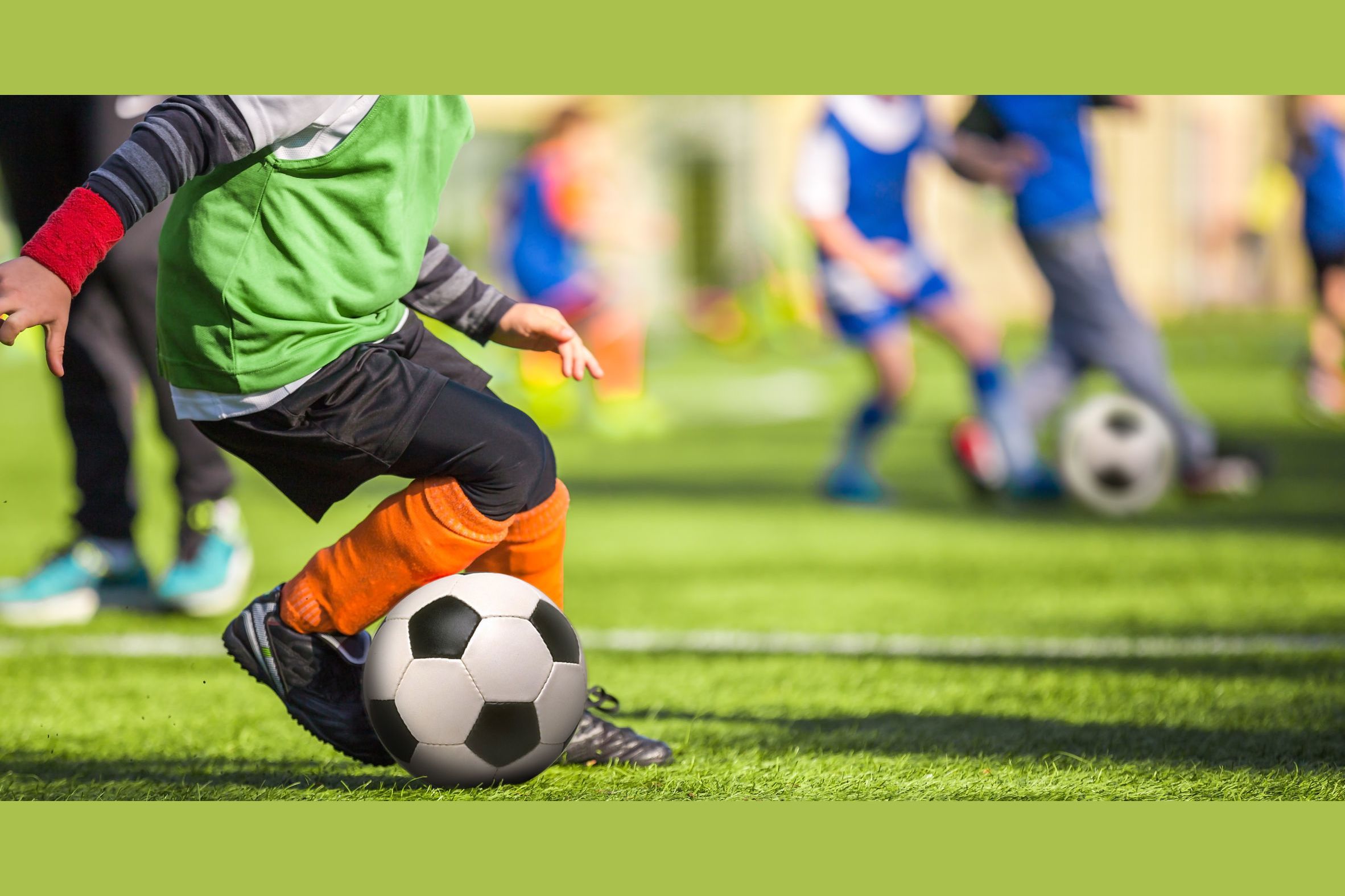 Дети играют в футбол на поляне. Во что играют на поле. Поле из игры. Во что играют на поле. На футбольном стадионе.