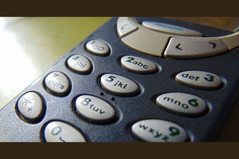 Nokia 3310: хоть утопить, хоть подвесить
