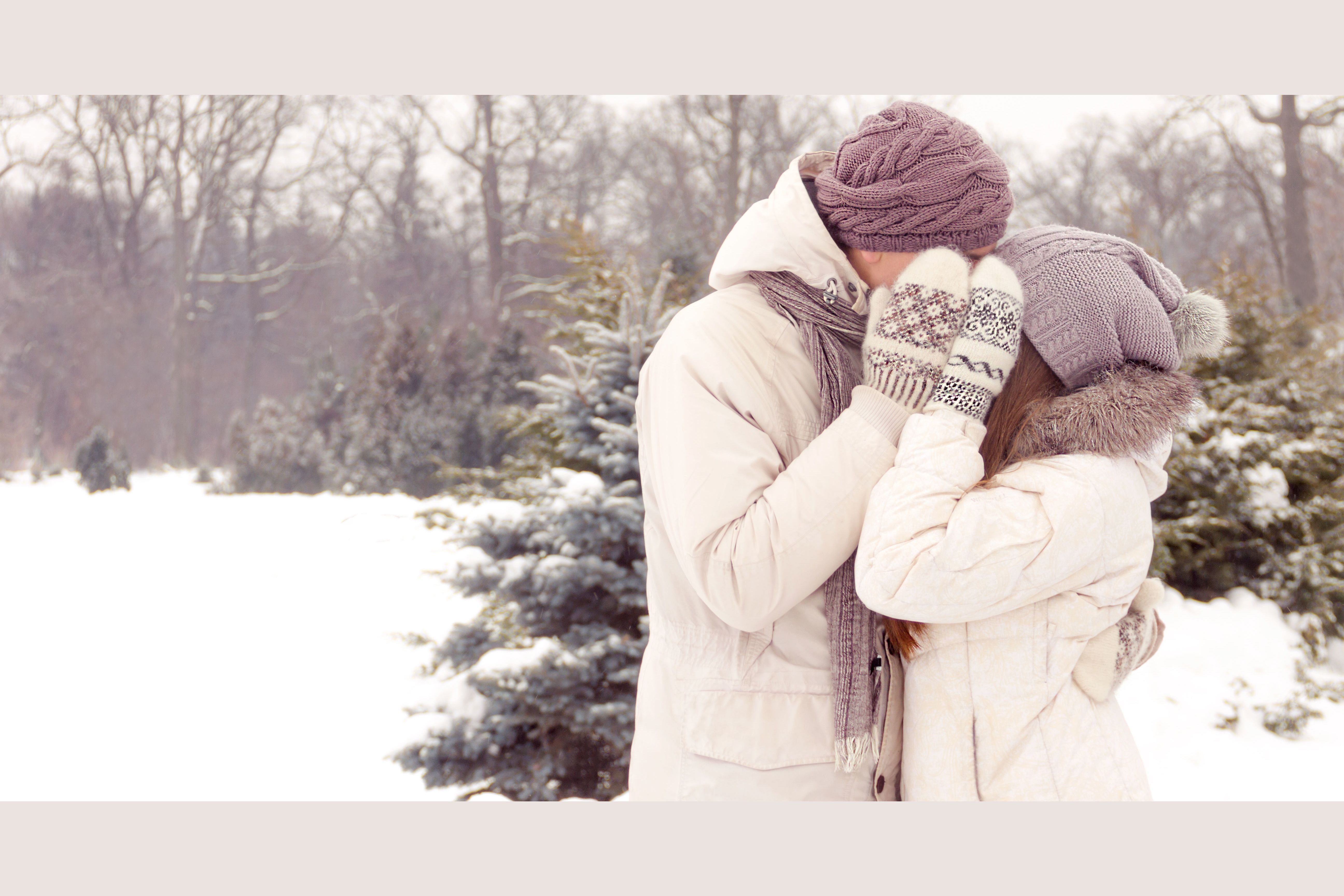Обнимаю зимой. Объятия зимой. Пара зимой. Зима любовь. Влюбленные зимой.