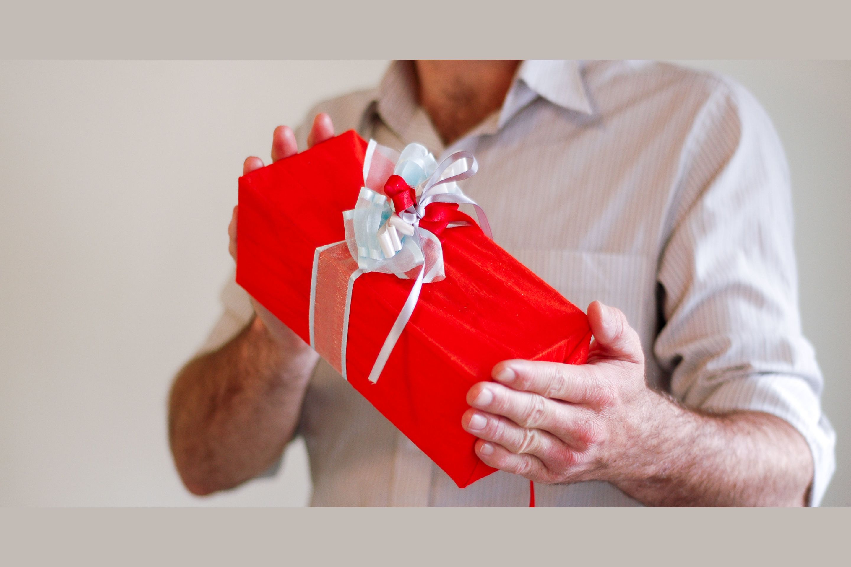 Готовьтесь к сюрпризам. Подарок " мужчине". Мужчина с подарком в руках. Дарим подарки. Вручение подарка.