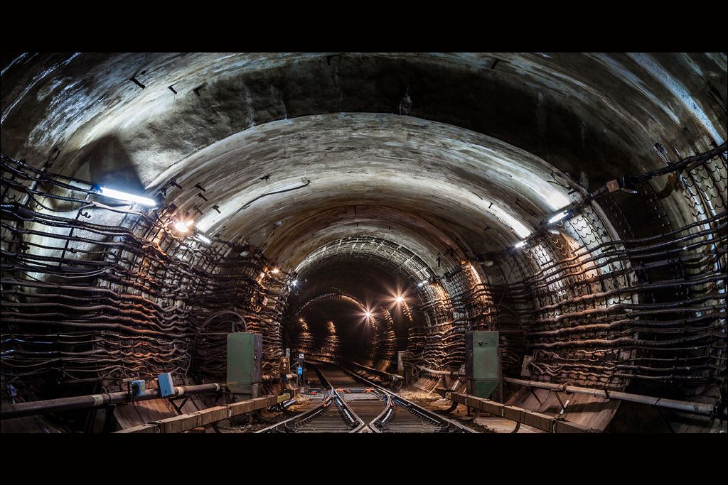 После метро. Метро тоннель подземелье Московского метрополитена. Метро туннели Московское метро 2033. Московский метрополитен 2033. Тоннель метро 2033.