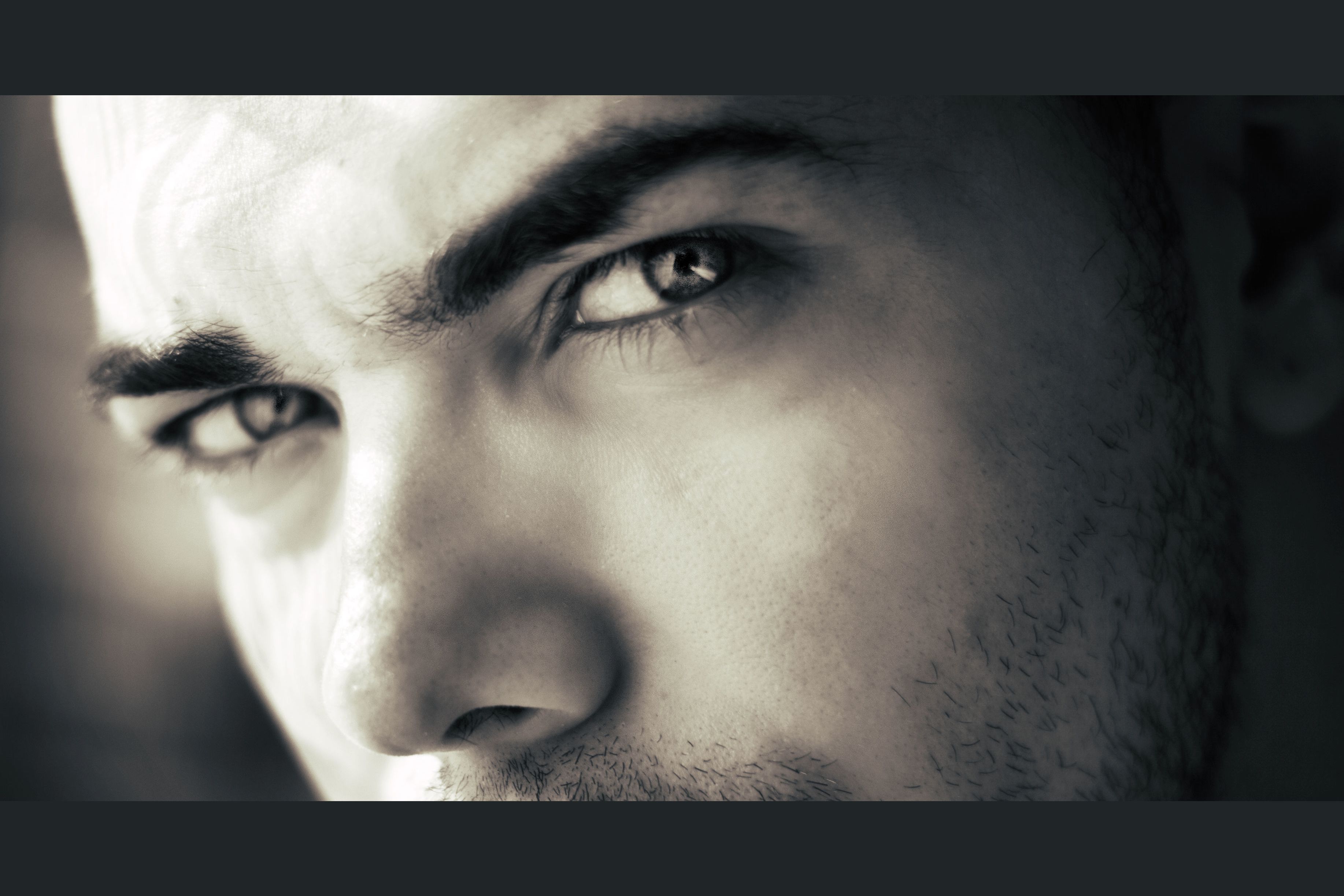 Серо-голубые глаза у мужчин. Картинки джуд лоу. Мужская щетина. Взгляд человека. Долгий взгляд в глаза мужчины.