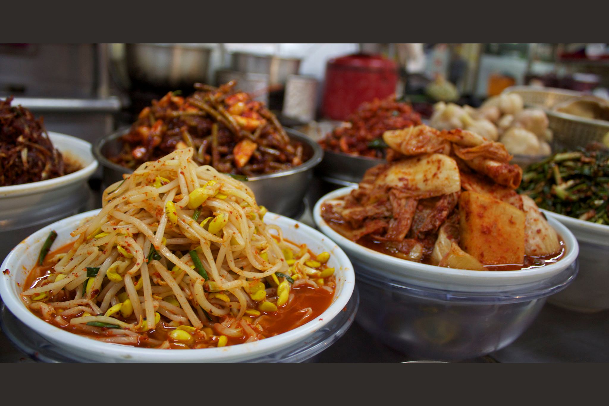 пекинская капуста кимчи. корейская кухня в саратове. тяхан с ветчиной. тэккуан корейская еда. блюда китайской корейской кухни.