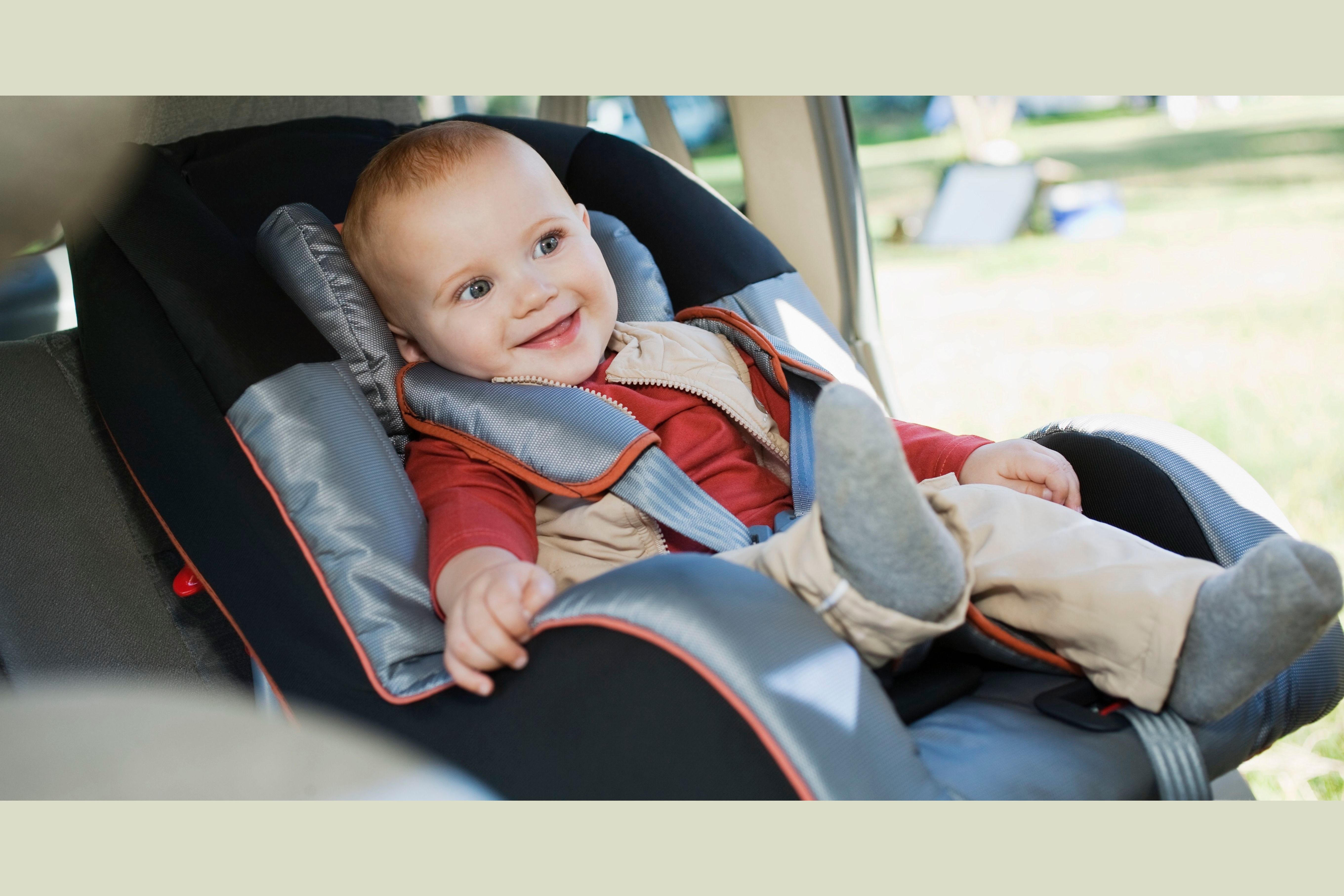 Пристегиваем ребенка в машине. Детское кресло. Автокресло для детей. Ребенок в детском кресле. Детские ремни безопасности для автомобиля.